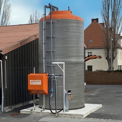 Aufgebauter Solelagertank aus GFK neben einem Firmengebäude