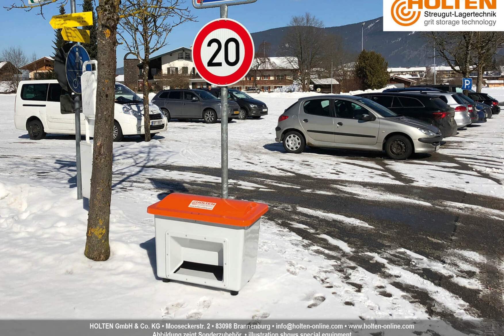 Geschlossener Streugutbehälter aus GFK im Schnee