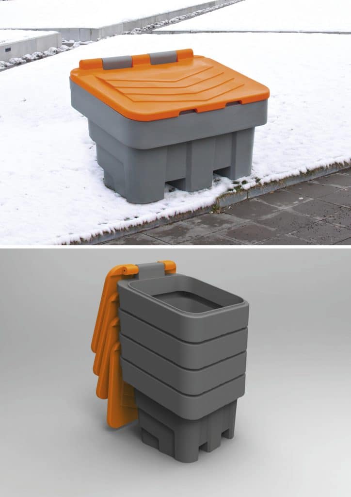 Geschlossener Streugutbehälter aus PE im Schnee mit gestapelten und offenen Streugutbehälter aus PE