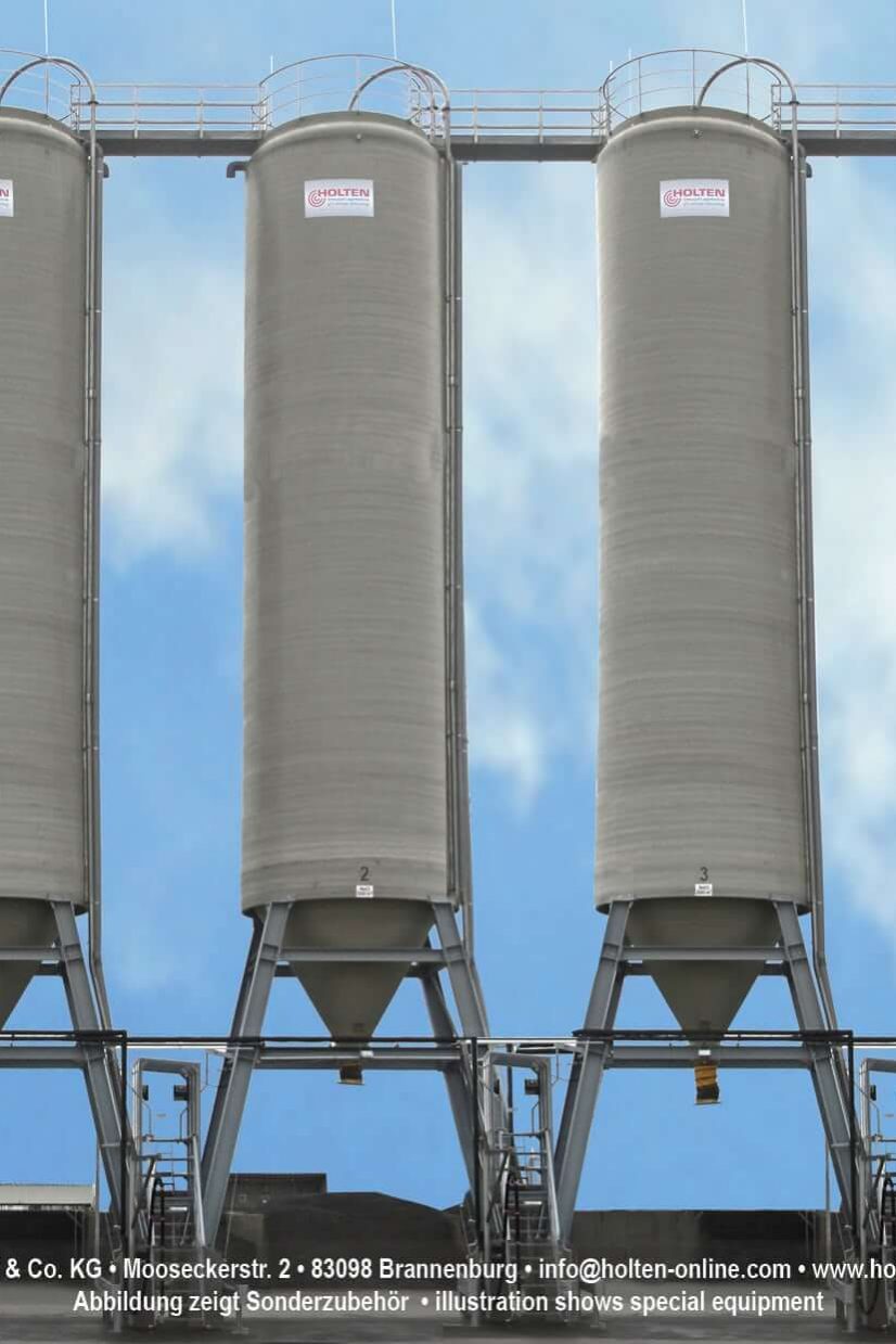 Vier verbundene Streugutlagersilos GFK / Stahl mit Soleerzeuger