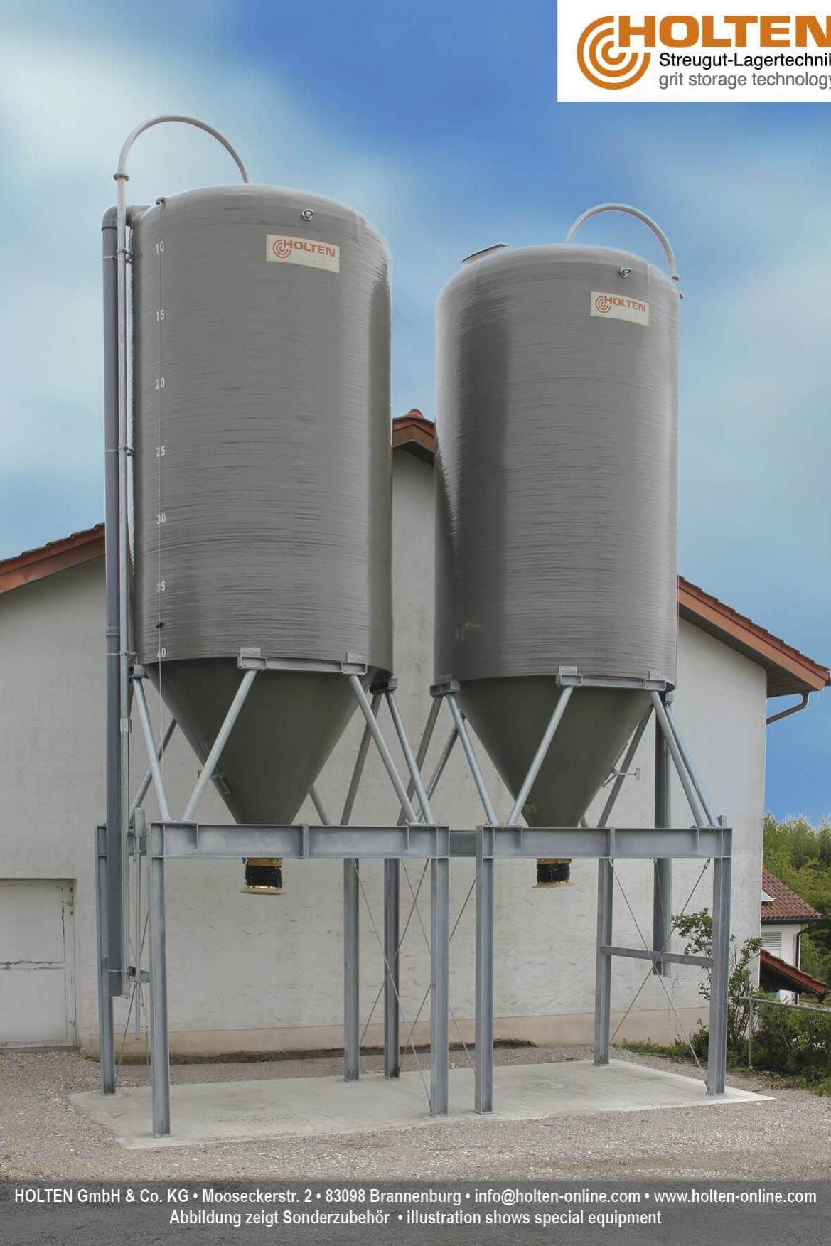 Zwei verbundene Streugutlagersilos in GFK-Stahl Bauweise