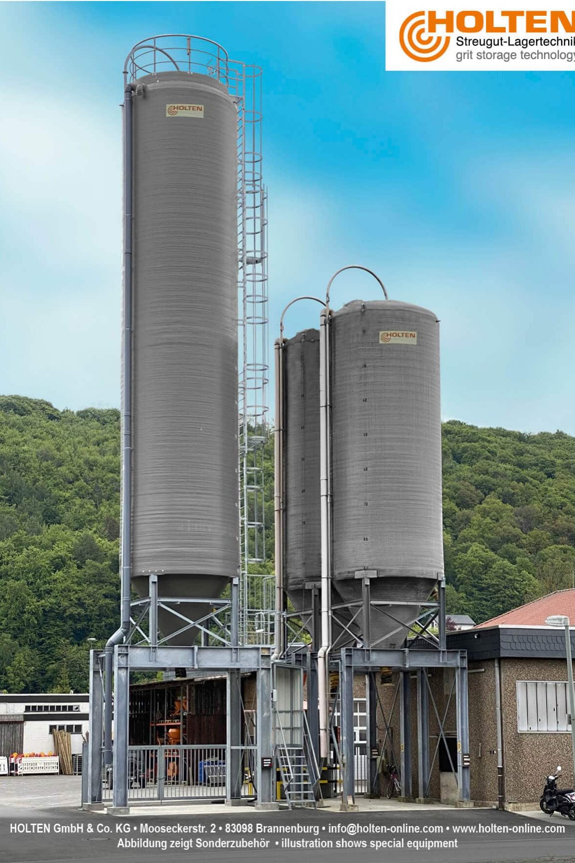 Zwei Streugutlagersilos GFK / Stahl auf einem Firmengelände