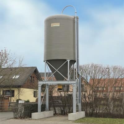 Mobile Silos GFK/Stahl 20 + 25 +30m³ auf Unterlegschwellen