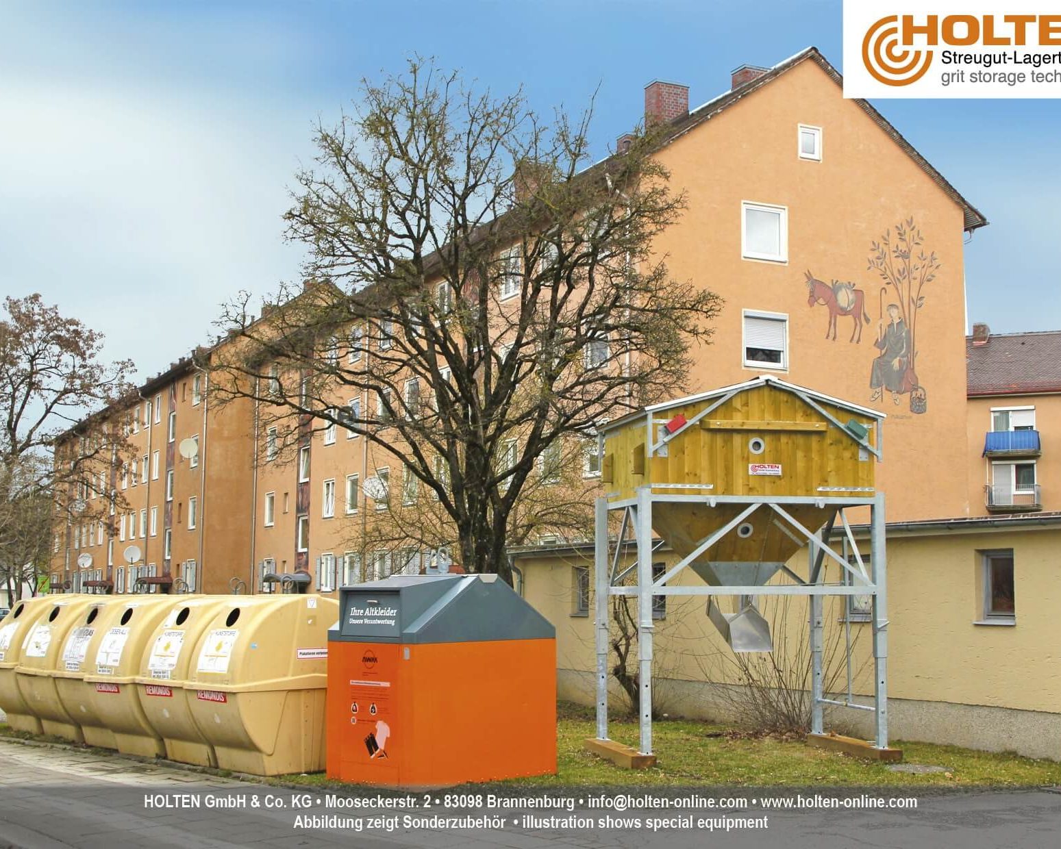 Mobile Silos 3,5 + 5,0 + 10 m³ in kombinierter Holz-Stahl Bauweise vor einem Wohnkomplex