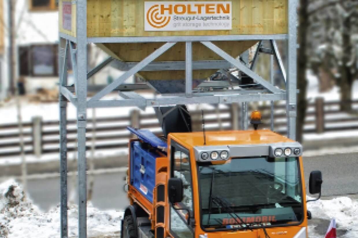 Mobiles Silo 3,5 + 5,0 + 10 m³ befüllt Unimog im Schnee