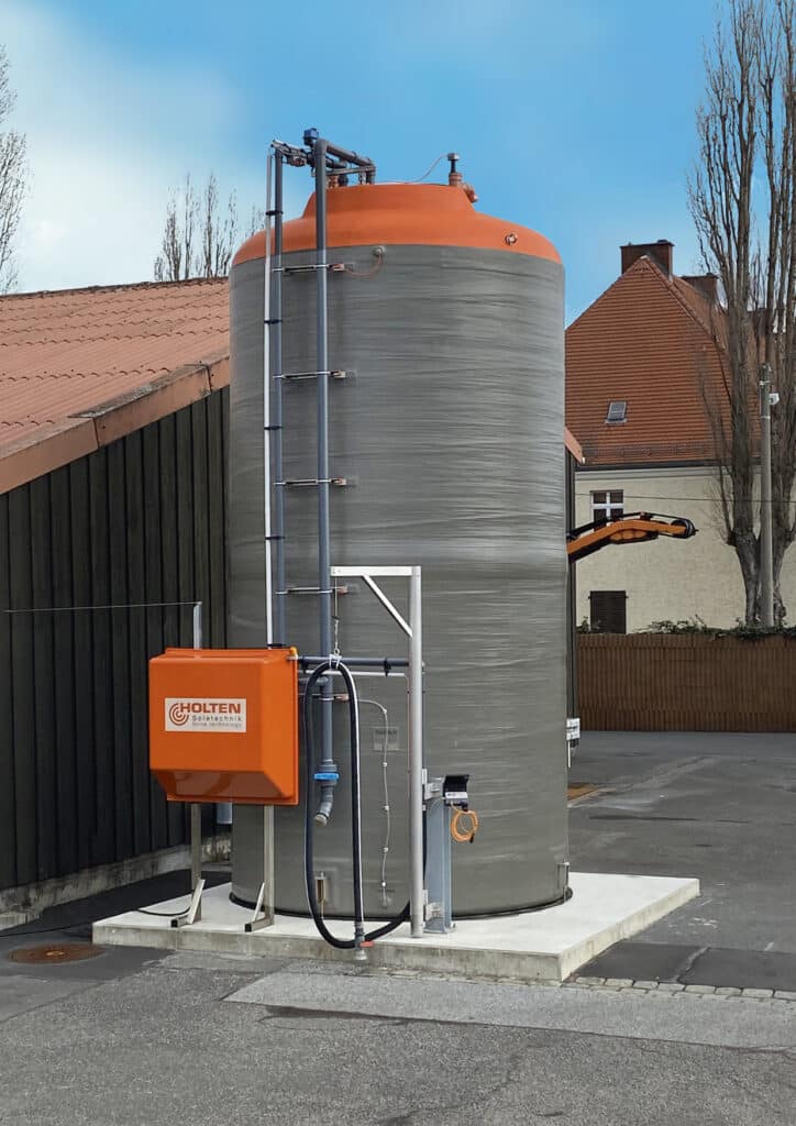 Solelagertanks GFK Vollständig aufgestellter Solelagertank aus GFK neben einem Firmengebäude