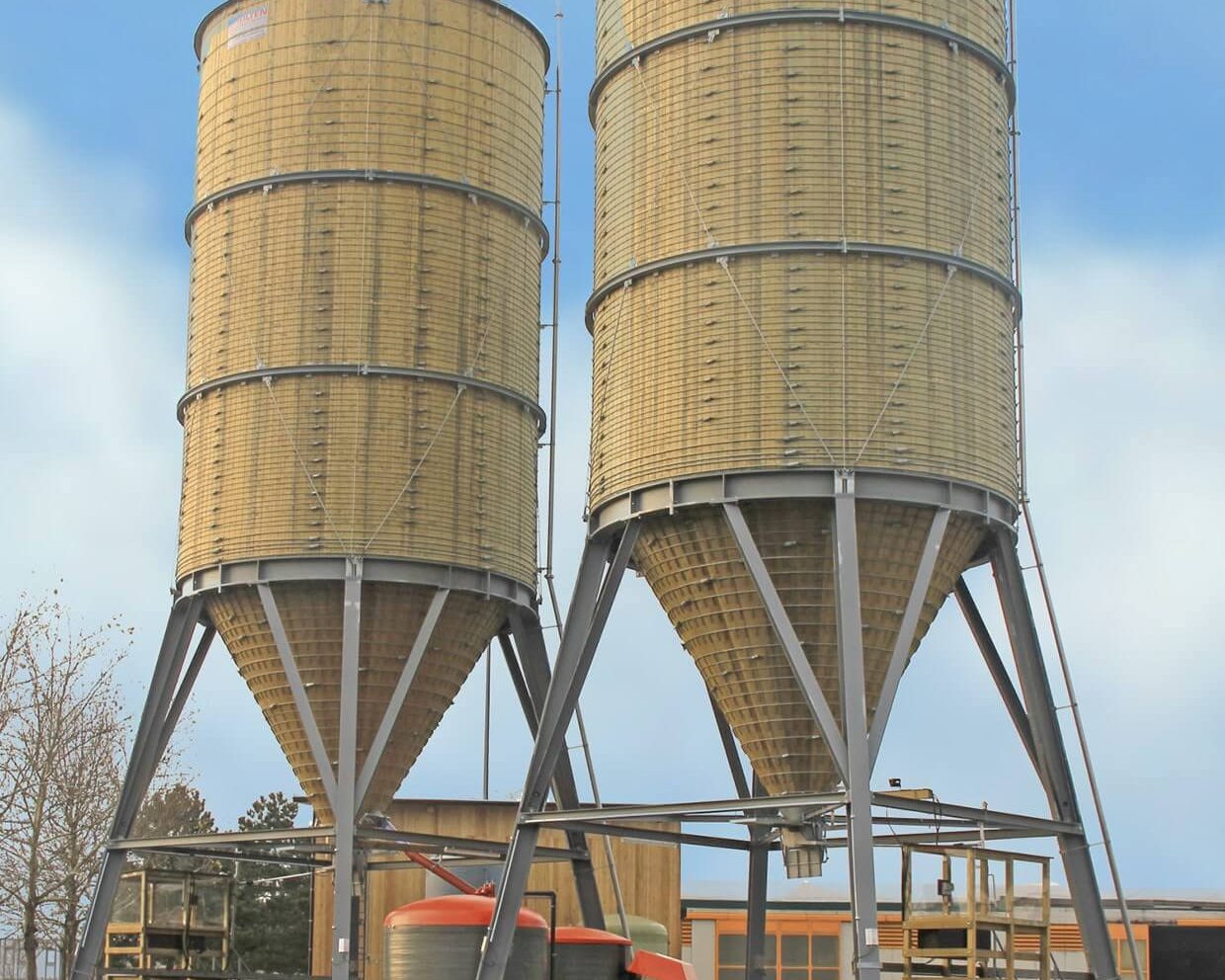 Zwei verbundene Streugutlagersilos in Holz-Stahl Bauweise