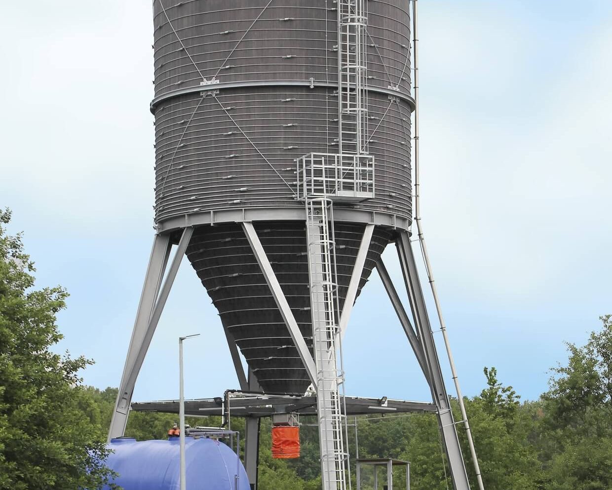 Graues Streugutlagersilos in Holz-Stahl Bauweise