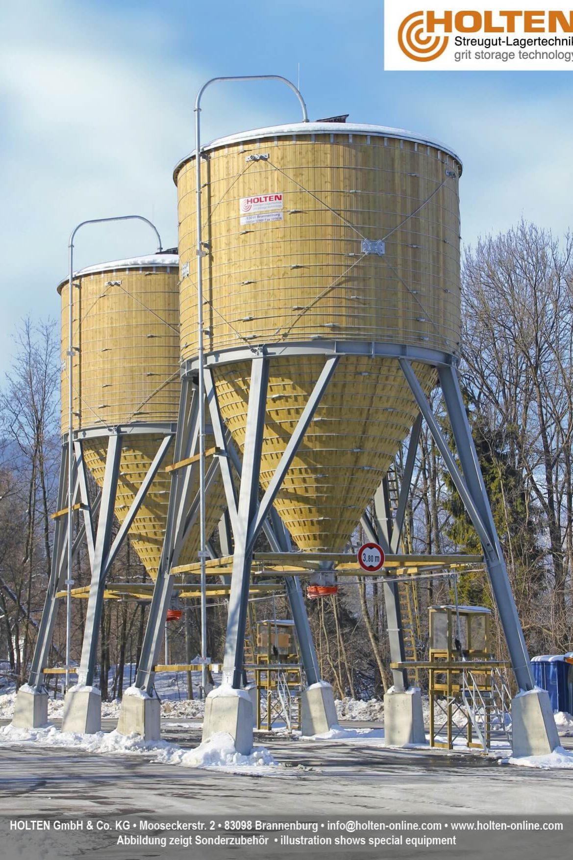 Zwei Streugutlagersilos in Holz-Stahl Bauweise im Schnee