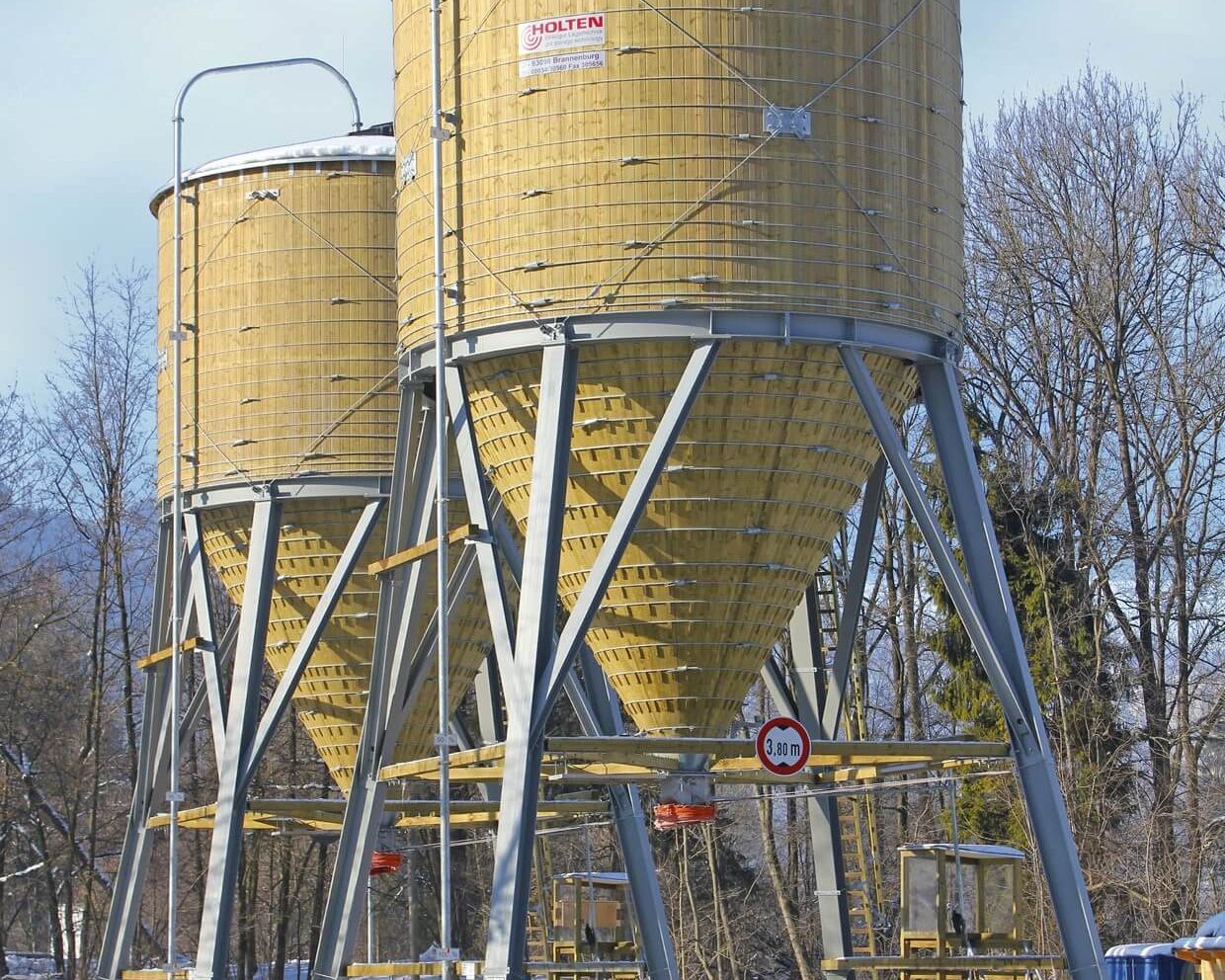 Zwei Streugutlagersilos in Holz-Stahl Bauweise im Schnee