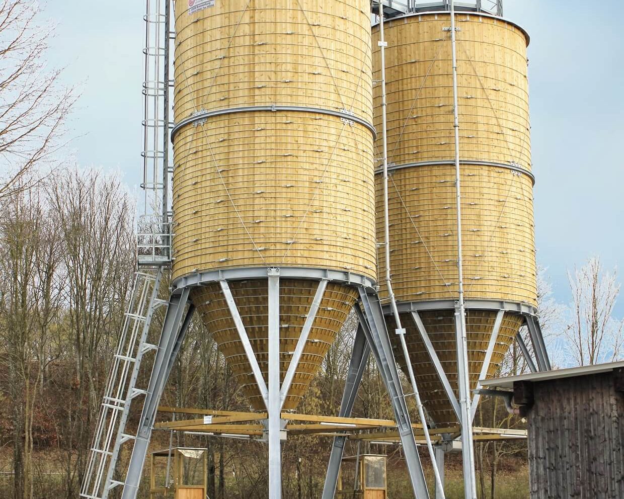 Zwei verbundene Streugutlagersilos in Holz-Stahl Bauweise